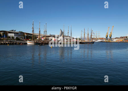 Sunderland, Regno Unito. 12 Luglio, 2018. Le navi sul fiume usura durante la Tall Ships Race a Sunderland nel nord-est dell'Inghilterra. La tall ships sarà a Sunderland dal 11 al 14 luglio prima della partenza per la prima tappa del 2018 Tall Ships Race, a Ebsjerg in Danimarca. Credito: Stuart Forster/Alamy Live News Foto Stock