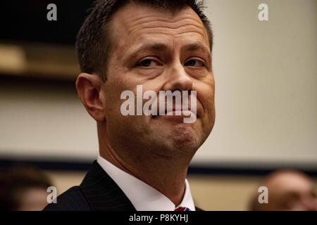 Washington, Distretto di Columbia, Stati Uniti d'America. 12 Luglio, 2018. Ex FBI la lotta contro il terrorismo il capo di Pietro STROK testimonia davanti alla casa del potere giudiziario e la vigilanza e la riforma del governo commissioni. Uno degli ex top membri del consiglio speciale team, FBI agent Peter Strzok, grigliate era da membri del Congresso su accuse di parzialità rivelato in una serie di messaggi di testo ha scambiato con Lisa pagina, un compagno di FBI dipendente con il quale egli è stato avente un affare. Credito: Douglas Christian/ZUMA filo/Alamy Live News Foto Stock