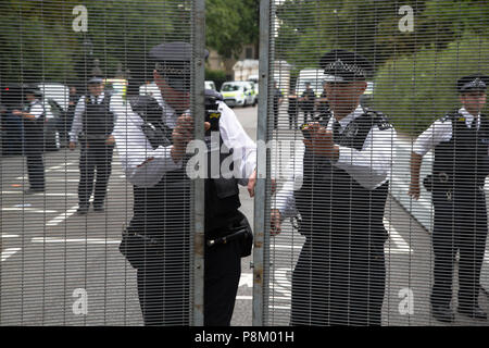 Londra REGNO UNITO 12 luglio 2018 Polizia e chiudere un cancello che conduce fino a Winfield House, l ambasciatore statunitense residence a Regent's Park. Credito: Thabo Jaiyesimi/Alamy Live News Foto Stock