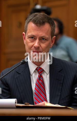 Washington, DC, Stati Uniti d'America. 12 Luglio, 2018. Vice Assistente Direttore dell'FBI Peter Strzok testimonia su Capitol Hill durante una casa comune audizione del Comitato in Washington, DC Luglio 12, 2018. Stzok è testimonianza sulle azioni intraprese dal FBI e Dipartimento di Giustizia durante il 2016 elezioni presidenziali. Credito: Ken Cedeño/ZUMA filo/Alamy Live News Foto Stock