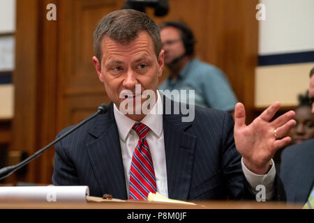 Washington, DC, Stati Uniti d'America. 12 Luglio, 2018. Vice Assistente Direttore dell'FBI Peter Strzok testimonia su Capitol Hill durante una casa comune audizione del Comitato in Washington, DC Luglio 12, 2018. Stzok è testimonianza sulle azioni intraprese dal FBI e Dipartimento di Giustizia durante il 2016 elezioni presidenziali. Credito: Ken Cedeño/ZUMA filo/Alamy Live News Foto Stock