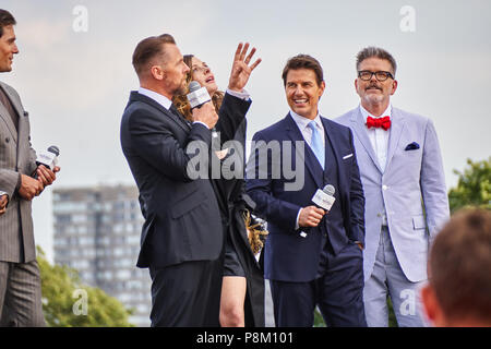 Parigi, Francia. Il 12 luglio 2018. Direttore e Cast tra cui Tom Cruise, Christopher McQuarrie, Rebecca Ferguson, Simon Pegg, Henry Cavill presso la missione: impossibile - Fallout mondo Premier tappeto rosso. Credito: Calvin Tan/Alamy Live News Foto Stock