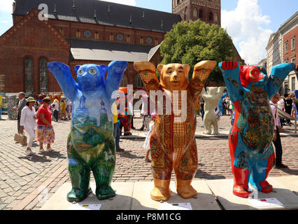 Riga, Lettonia. 12 Luglio, 2018. Berliner Buddy-Bears edizioni speciali, "Regola d'Oro' e 'Global' etnico, stand nella piazza della cattedrale. Una mostra con 149 in grandezza reale statue venne inaugurata nel centro della capitale. La Germania si congratulano con il paese per il suo centesimo anniversario con l'orso mostra. Credito: Alexander Welscher/dpa/Alamy Live News Foto Stock