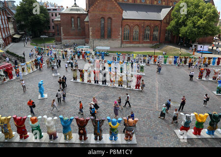 Riga, Lettonia. 12 Luglio, 2018. Berliner Buddy-Bears edizioni speciali, "Regola d'Oro' e 'Global' etnico, stand nella piazza della cattedrale. Una mostra con 149 in grandezza reale statue venne inaugurata nel centro della capitale. La Germania si congratulano con il paese per il suo centesimo anniversario con l'orso mostra. Credito: Alexander Welscher/dpa/Alamy Live News Foto Stock