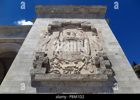 El Escorial, Spagna. 05 Luglio, 2018. Uno scudo stemma da Franco era. All'interno del monumento accanto a Cuelgamuros vicino a El Escorial nella Sierra de Guadarrama si trova la tomba del dittatore spagnolo Francisco Franco e il fondatore del movimento fascista Falange, José Antonio Primo de Rivera. È noto come uno dei più grandi mausolei più recenti del mondo e il più importante simbolo architettonico della la dittatura di Franco. Accanto alla basilica, in un santuario, sono conservati circa 30.000 le ossa della Guerra Civile Spagnola. Credito: Ana Lázaro/dpa/Alamy Live News Foto Stock