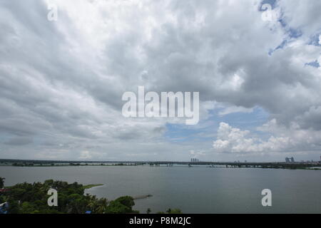 Kolkata, India. 13 Luglio, 2018. Monsoon nuvole sopra l'acqua Nalban corpo (sito Ramsar) a Salt Lake City, Kolkata. Credito: Biswarup Ganguly/Alamy Live News Foto Stock