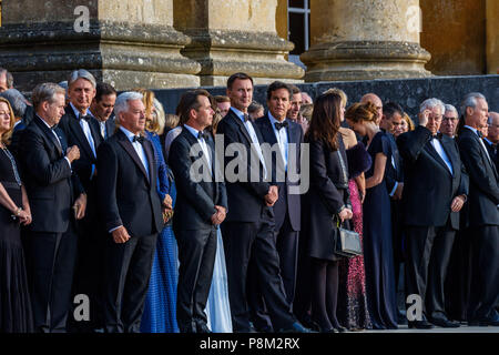 Il Palazzo di Blenheim, Oxfordshire, Regno Unito. 12 Luglio, 2018. Gli ospiti dotate di membri del gabinetto e aziende leader del settore di massa prima del primo ministro Theresa Maggio del Regno Unito e presidente Donald Trump degli Stati Uniti d'America arrivano al Palazzo di Blenheim, Woodstock giovedì 12 luglio 2018 Credit: Julie Edwards/Alamy Live News Foto Stock