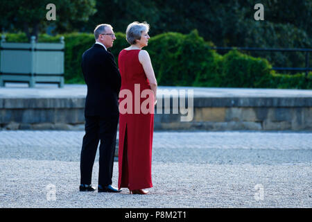 Il Palazzo di Blenheim, Oxfordshire, Regno Unito. 12 Luglio, 2018. Il primo ministro Theresa Maggio del Regno Unito ospita presidente Donald Trump degli Stati Uniti d'America Giovedì 12 Luglio 2018 presso il Palazzo di Blenheim, Woodstock. Nella foto: il primo ministro, Theresa Maggio con suo marito Filippo possono raggiungere a piedi e attendere per salutare il Presidente. Credito: Julie Edwards/Alamy Live News Foto Stock