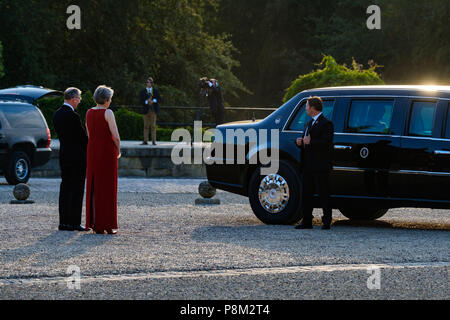 Il Palazzo di Blenheim, Oxfordshire, Regno Unito. 12 Luglio, 2018. Il primo ministro Theresa Maggio del Regno Unito saluta presidente Donald Trump degli Stati Uniti d'America Giovedì 12 Luglio 2018 presso il Palazzo di Blenheim, Woodstock. Credito: Julie Edwards/Alamy Live News Foto Stock