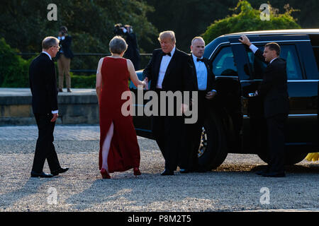 Il Palazzo di Blenheim, Oxfordshire, Regno Unito. 12 Luglio, 2018. Il primo ministro Theresa Maggio del Regno Unito saluta presidente Donald Trump degli Stati Uniti d'America Giovedì 12 Luglio 2018 presso il Palazzo di Blenheim, Woodstock. Credito: Julie Edwards/Alamy Live News Foto Stock