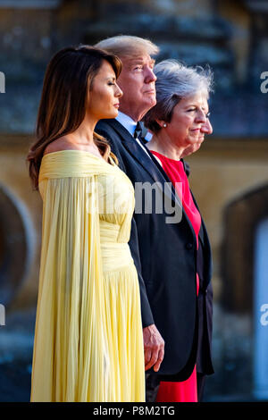 Il Palazzo di Blenheim, Oxfordshire, Regno Unito. 12 Luglio, 2018. Il primo ministro, Theresa Maggio, presidente Donald Trump, First Lady, Melania Trump, Philip maggio sono intrattenuti dalle guardie band prima di entrare nel luogo giovedì 12 luglio 2018 presso il Palazzo di Blenheim, Woodstock. Credito: Julie Edwards/Alamy Live News Foto Stock