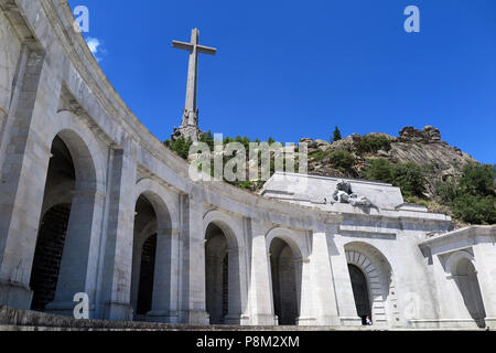 Archiviato - 05 luglio 2018, Spagna, El Escorial: A 155 metri di altezza e 44 metri di larghezza trasversale di calcestruzzo sorge sulla sommità del Risco de la Nava dietro alla abbazia benedettina nella Valle de los Caidos (Valle dei Caduti). All'interno del monumento accanto a Cuelgamuros vicino a El Escorial nella Sierra de Guadarrama si trova la tomba del dittatore spagnolo Francisco Franco e il fondatore del movimento fascista Falange, José Antonio Primo de Rivera. È noto come uno dei più grandi mausolei più recenti del mondo e il più importante simbolo architettonico della la dittatura di Franco. Accanto alla basilica, in un santuario, Foto Stock