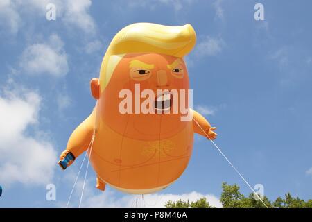 Londra, Regno Unito. 13 Luglio, 2018. Trump baby palloncino volare oltre la piazza del Parlamento, Westminster, London, in segno di protesta del presidente Donald Trump's visita al Regno Unito. La campagna di palloncino sollevato quasi £18.000 ed è stato dato il permesso per il sindaco di Londra Sadiq Khan a volare. Credito: la concavità Patel/Alamy Live News Foto Stock