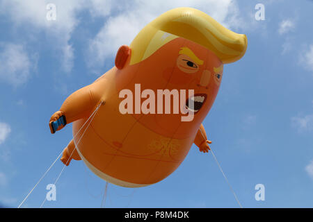 La piazza del Parlamento. Londra. Regno Unito 13 luglio 2018 - A sei metri di palloncino che illustra come il presidente statunitense Donald Trump un pannolino-placcati orange baby oltre la piazza del Parlamento durante il presidente del Regno Unito visita. Credito: Dinendra Haria/Alamy Live News Foto Stock