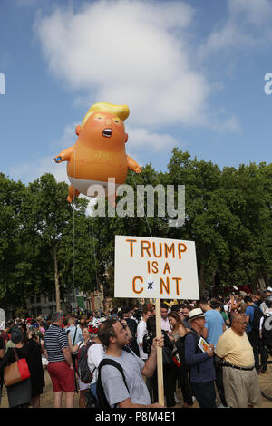 La piazza del Parlamento. Londra. Regno Unito 13 luglio 2018 - A sei metri di palloncino che illustra come il presidente statunitense Donald Trump un pannolino-placcati orange baby oltre la piazza del Parlamento durante il presidente del Regno Unito visita. Credito: Dinendra Haria/Alamy Live News Foto Stock