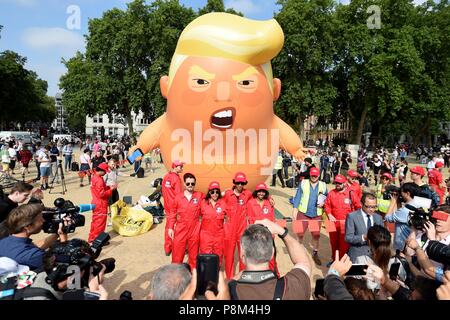 A sei metri di palloncino che illustra come il presidente statunitense Donald Trump un pannolino-placcati orange baby oltre la piazza del Parlamento durante il presidente del Regno Unito visita. Credito: Finnbarr Webster/Alamy Live News Foto Stock