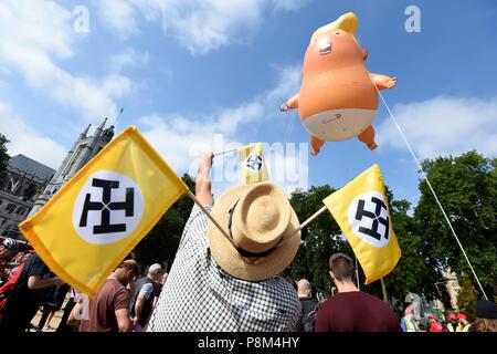 A sei metri di palloncino che illustra come il presidente statunitense Donald Trump un pannolino-placcati orange baby oltre la piazza del Parlamento durante il presidente del Regno Unito visita. Credito: Finnbarr Webster/Alamy Live News Foto Stock