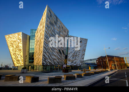 Titanic Museum, architetto Eric Kuhne Titanic Quarter, Belfast Antrim, Irlanda del Nord, Regno Unito Foto Stock