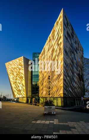 Titanic Museum, architetto Eric Kuhne Titanic Quarter, Belfast, Irlanda del Nord, Regno Unito Foto Stock