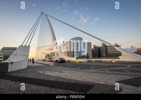 Samuel Beckett, Ponte Sospeso con Cavi di Ponte e ponte girevole sul fiume Liffey, Santiago Calatrava, Dublino Foto Stock