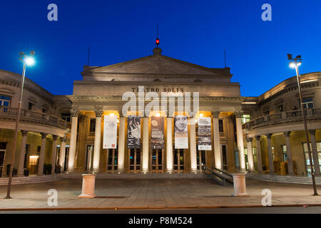 Teatro Solis, teatro, crepuscolo, Montevideo, Uruguay Foto Stock