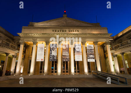 Teatro Solis, teatro, di notte, Montevideo, Uruguay Foto Stock