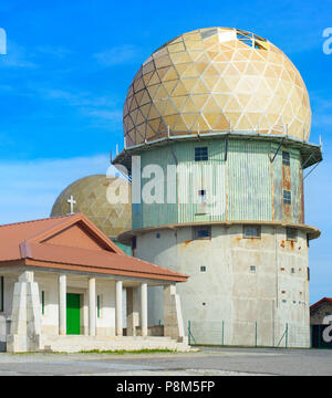 Vecchia stazione radar vicino al punto più alto della Serra da Estrela montagne. Famosa meta turistica. Portogallo Foto Stock