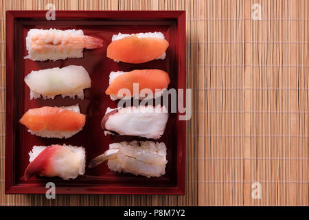 Vassoio di sushi il cibo giapponese flat top view Foto Stock