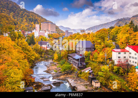 Jozankei, Giappone locande e dello skyline di fiume durante la stagione autunnale. Foto Stock