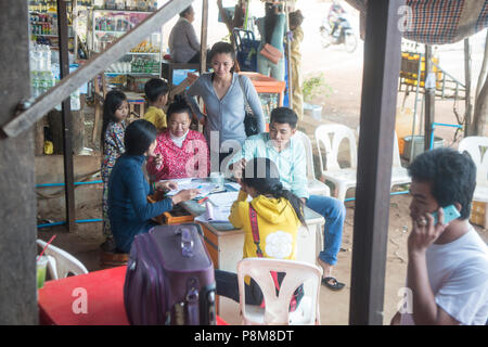 Una società di autobus tiket contatore al mainroad nella città di Preah Vihear città della Cambogia. Cambogia, Kampong Thom, novembre 2017, Foto Stock