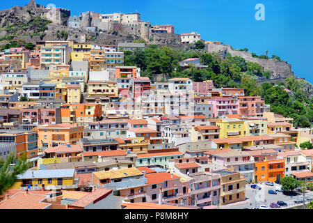 Case colorate e un castello di Castelsardo città della Sardegna Foto Stock