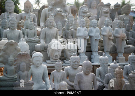 Un Buddha carving fabbrica presso il villaggio di Kakaoh ad est della città di Kampong Thom della Cambogia. Cambogia, Kampong Thom, novembre 2017, Foto Stock