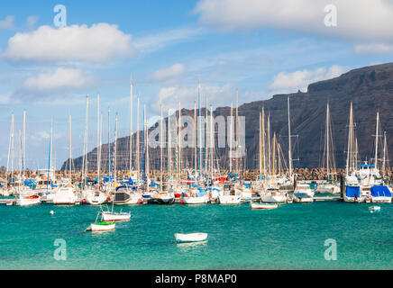 Vista sulla marina di La Graciosa isola di Lanzarote in background. Isole Canarie Spagna Foto Stock