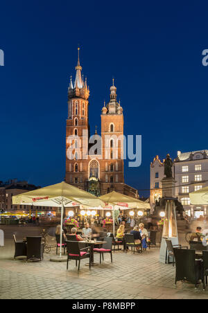 Santa Maria la Basilica (Kosciol Mariacki) nella piazza principale del mercato (Rynek Glowny) a Cracovia, Polonia Foto Stock