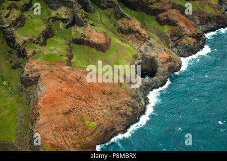 Grotta di mare sulla Costa Napali, Kauai Hawaii Foto Stock