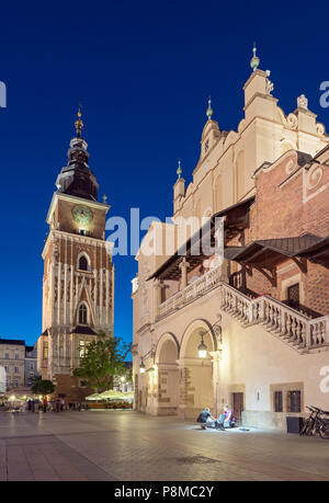 Torre Civica e il panno Hall sulla Piazza del Mercato di Cracovia di notte, Polonia Foto Stock