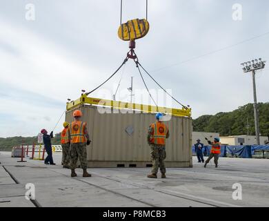 Velisti assegnati a Navy Cargo Handling battaglione (NCHB) 1, det, 2 luglio 2018. Guam, sul carico munizioni di lattine per una nave cargo presso la base navale di Guam, 2 luglio 2018. NCHB 1 det. Guam, assegnato al comandante, Task Force 75, è la marina è attivo solo dovere cargo handling battaglione, ed è rapidamente dispiegabile unità operativa della Marina Expeditionary comando di combattimento, in grado di caricare e scaricare le navi e gli aeromobili in tutte le condizioni climatiche e di condizioni di pericolo. (U.S. Foto di Marina di Massa lo specialista di comunicazione di terza classe Kryzentia Richards). () Foto Stock