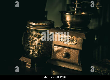 Vecchio manuale vintage macinino da caffè e caffè nel vaso del frullatore Foto Stock