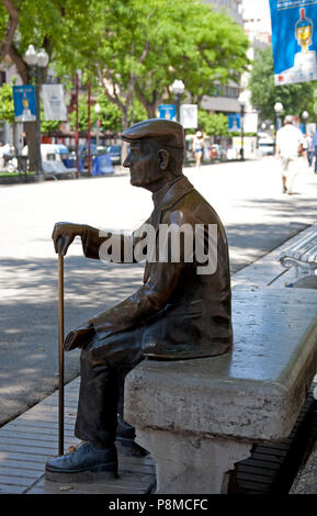 Tarragona, statua del vecchio uomo seduto su un banco di lavoro, Spagna, Europa Foto Stock