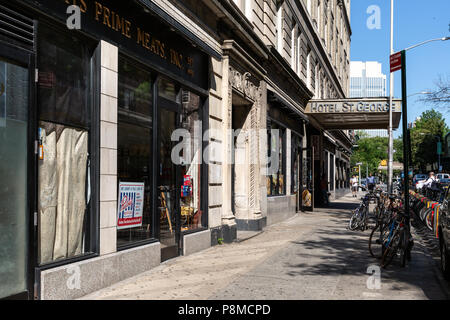 New York, Città / STATI UNITI D'America - 10 LUG 2018: Clark Street Subway Station ingresso in Brooklyn Heights quartiere di New York City Foto Stock