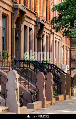 New York, Città / STATI UNITI D'America - 10 LUG 2018: vecchi edifici di Hicks Street in Brooklyn Heights quartiere di New York City Foto Stock