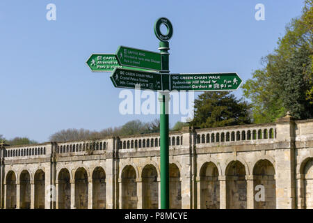 Cartello che forniscono indicazioni per la capitale e anello di catena verde a piedi in Crystal Palace Park, Londra. Foto Stock