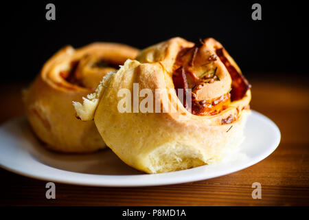 Panini in forma di rullo con salsiccia e ripieno Foto Stock