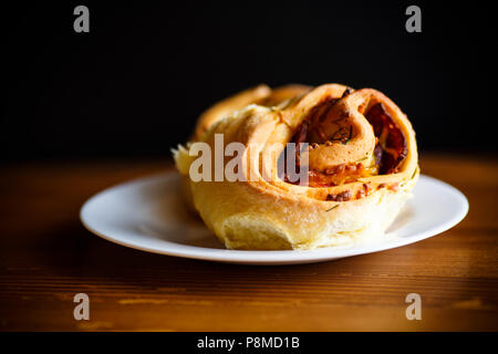 Panini in forma di rullo con salsiccia e ripieno Foto Stock