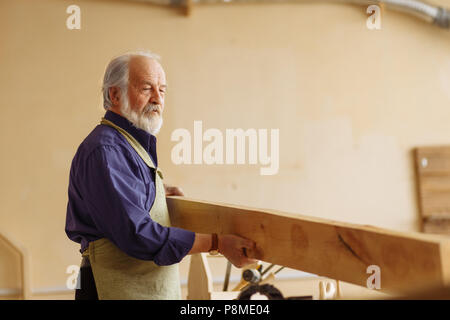 Close up foto del vecchio handymade lavora con tagliere in legno. copyspace Foto Stock