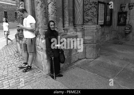 Donna anziana di accattonaggio all'ingresso Cattedrale di Wroclaw Slesia, Polonia, Europa Foto Stock