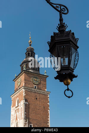 Via la luce e il municipio, torre sulla piazza principale del mercato (Rynek Glowny) a Cracovia, Polonia Foto Stock