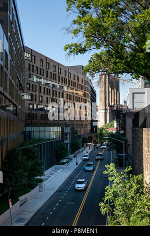 New York, Città / STATI UNITI D'America - 10 LUG 2018: 1 Hotel e il Ponte di Brooklyn in vista diurna da Brooklyn Heights neighborhood Foto Stock