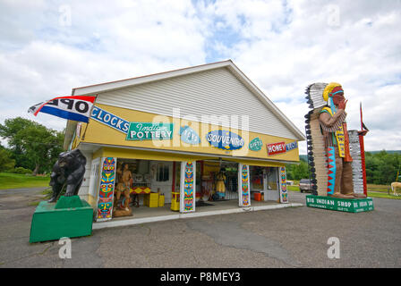 Grande negozio indiano con statua lignea di nativi americani lungo il sentiero Mohawk (percorso 2), Shelburne Falls, contea di Franklin, Massachusetts, STATI UNITI D'AMERICA Foto Stock