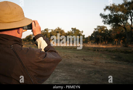 Ranger del Parco e i turisti su Safari a piedi. Parco Nazionale di Mana Pools. Zimbabwe Foto Stock